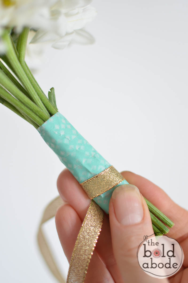There is nothing sweeter than a simple bouquet of daisies.  You can make this little daisy nosegay for next to nothing! and in no time at all!