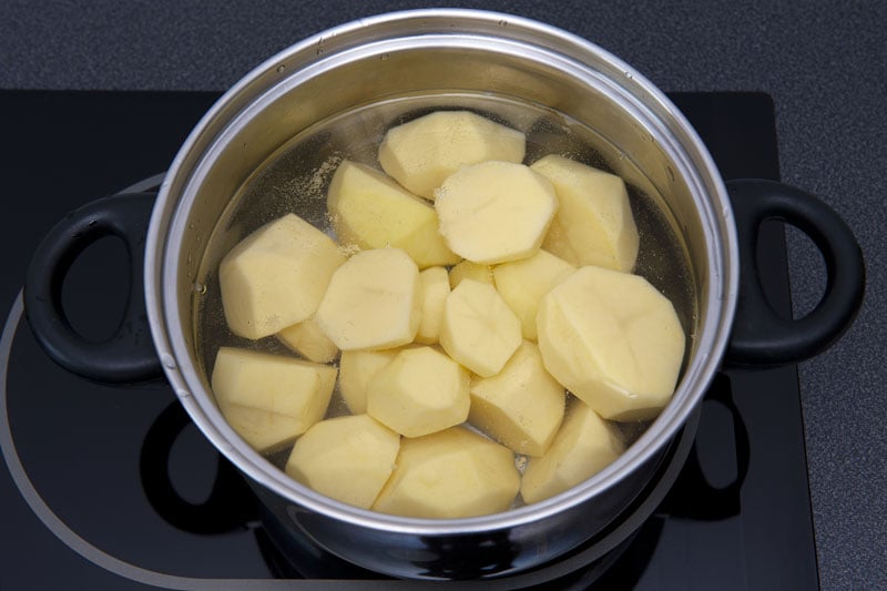 Never use instant mashed potatoes again! Try this fool proof, homemade mashed potato recipe instead! You'll never go back. #mashedpotatoes #homemademashedpotatoes #homemade #realpotatoes #potatoes #recipe