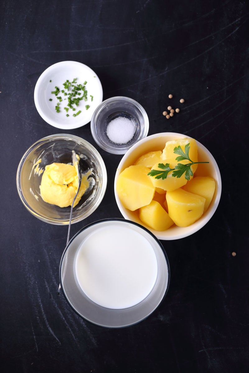 Never use instant mashed potatoes again! Try this fool proof, homemade mashed potato recipe instead! You'll never go back. #mashedpotatoes #homemademashedpotatoes #homemade #realpotatoes #potatoes #recipe