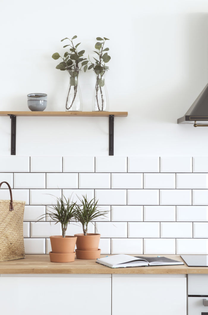 Beautiful kitchen using white subway tile
